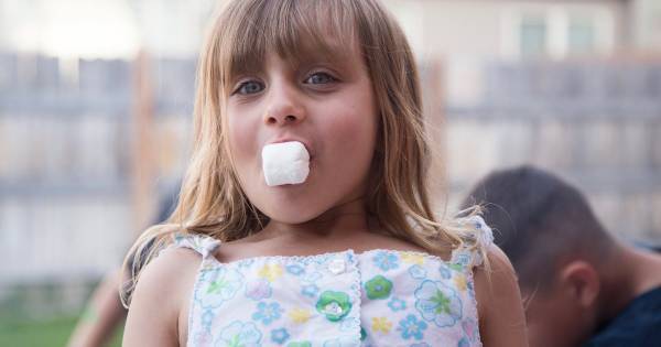 「店員さんに叱られるよ！」はNG。「子どもを伸ばす我慢」と「ダメにする我慢」