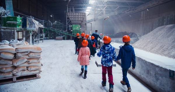 ものづくりのプロセスからキャリア教育まで！「工場見学」が自由研究に最適なワケ