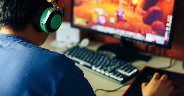 反射神経・戦略性・先読み力を必要とする「eスポーツ」。賢い子がハマる理由とは？