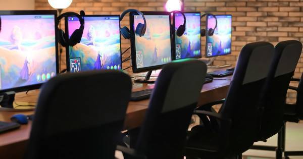 反射神経・戦略性・先読み力を必要とする「eスポーツ」。賢い子がハマる理由とは？