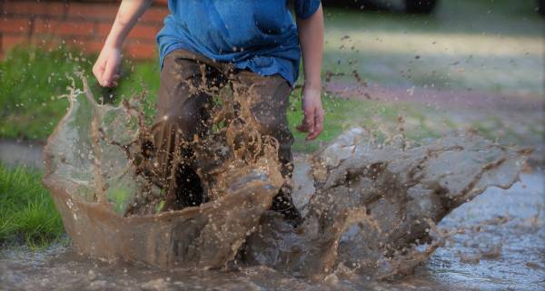 火を使う、泥だらけになる、びしょ濡れになる。子どもたちの自由な発想と独創的な遊び方