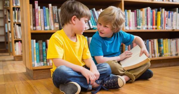 自慢が多い子は承認欲求が強い。自己主張がエスカレートする原因は「親の褒め方」だった