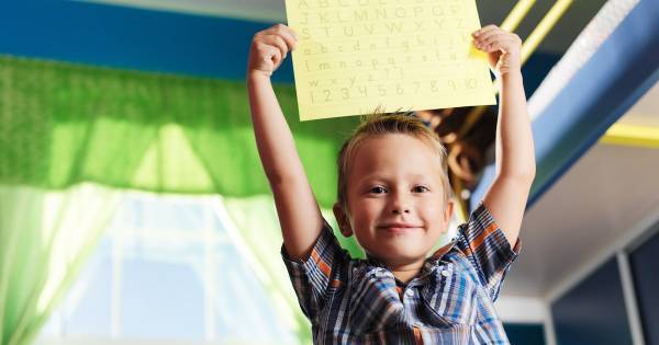 自慢が多い子は承認欲求が強い。自己主張がエスカレートする原因は「親の褒め方」だった