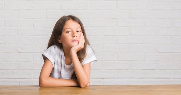 自慢が多い子は承認欲求が強い。自己主張がエスカレートする原因は「親の褒め方」だった