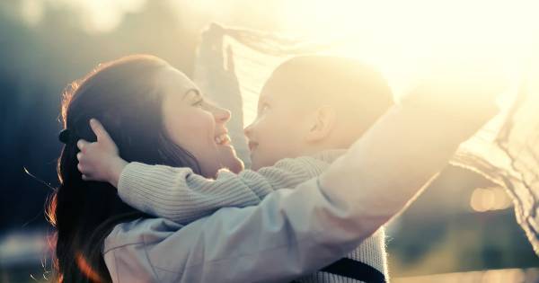 自慢が多い子は承認欲求が強い。自己主張がエスカレートする原因は「親の褒め方」だった