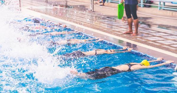 子どもが泳げるようになる魔法の言葉。酸素を浪費する「バタ足信仰」は捨てるべし