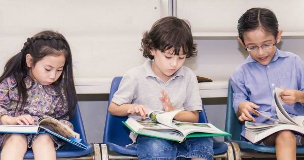 読書習慣は親の影響が大きい！　子どもが “本好き” になる、家庭の本棚の作り方