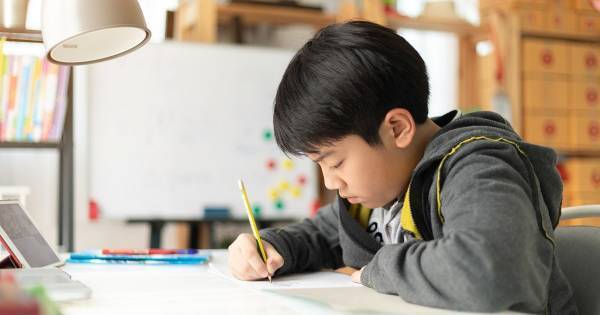 国語辞典、30cm定規、鉛筆削り、九九の表……子どもの勉強道具はどこに置くのが正解か？