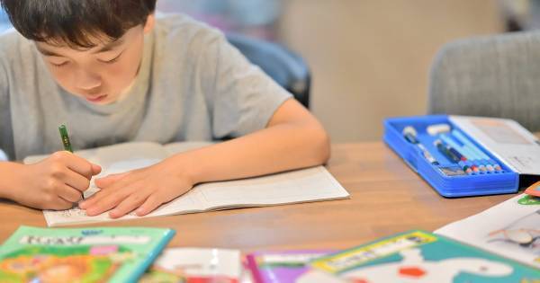 国語辞典、30cm定規、鉛筆削り、九九の表……子どもの勉強道具はどこに置くのが正解か？