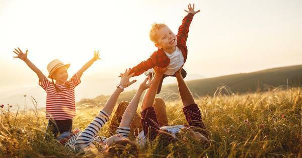 「すごい」「えらい」より効果的！　褒めず・怒らずに子どもを自立させるアドラー式子育てとは