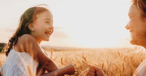 たくさん笑う子どもには力強い人生が待っている。「親の笑顔」が子どもの脳に与える影響