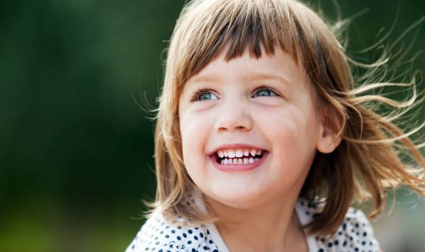 たくさん笑う子どもには力強い人生が待っている。「親の笑顔」が子どもの脳に与える影響