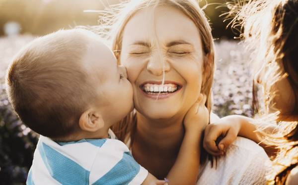 たくさん笑う子どもには力強い人生が待っている。「親の笑顔」が子どもの脳に与える影響