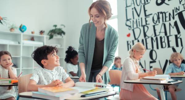 生徒への質問までマニュアル化された教育法「ディレクト・インストラクション」の驚くべき効果