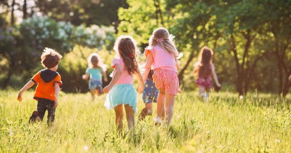 「ありがとう！」で子どもの自己肯定感が上がるワケ。幸福度が高い人は “感謝の心” をもっている