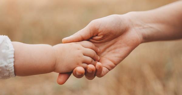 子どもの心を豊かに育むスキンシップ。皮膚は「露出した脳」だった――