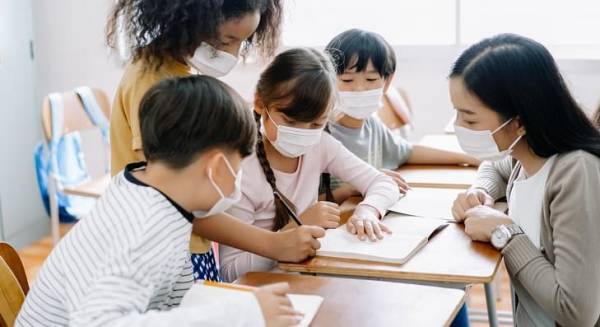 「ごめんね」が聞こえず、ケンカに発展。マスク生活は子どもの「脳の発達」を遅らせる！？