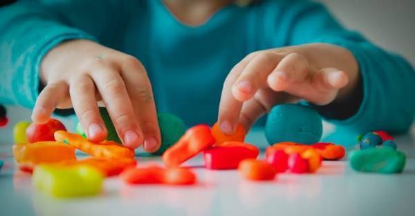 【発達黄金期に脳を刺激する7つの方法】好奇心が伸びるのは3歳～、「心の脳」の発達ピークは10歳～。