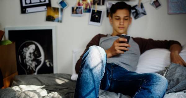 思春期と反抗期の違いとは？　「口が悪くなる男の子」「不機嫌になる女の子」の対処法