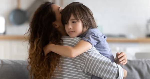 思春期と反抗期の違いとは？　「口が悪くなる男の子」「不機嫌になる女の子」の対処法