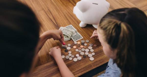 【2025年最新】お年玉から始める”金融教育”｜小学生の相場と教え方4つのポイント