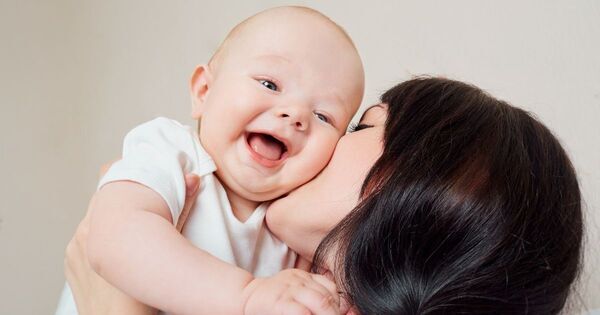 ハグする親子の画像