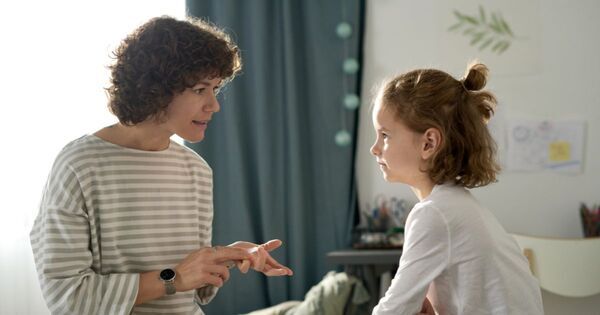 【医師監修】登校をしぶったら「学校を休ませたほうがいいの？」「登校を促したほうがいいの？」