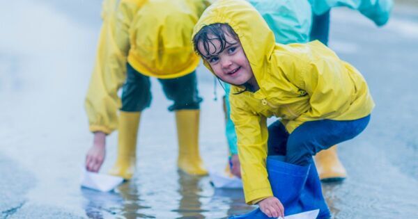 世界基準の子育て｜「雨の日はおうち」じゃもったいない！　子どもの脳と心を育てる外遊び７つ