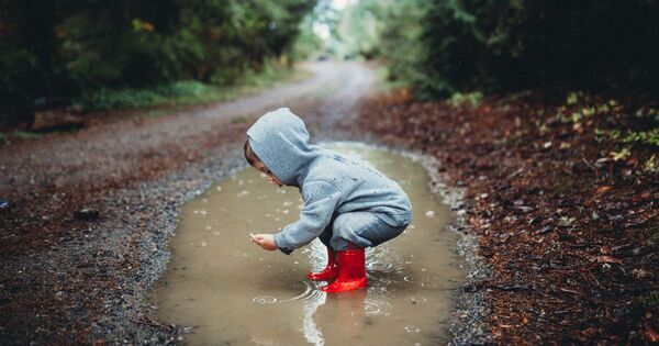 世界基準の子育て｜「雨の日はおうち」じゃもったいない！　子どもの脳と心を育てる外遊び７つ