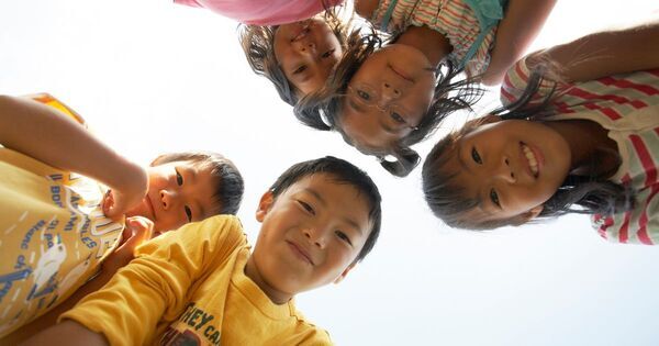 小学2年生の息子の友達関係、どこまで親が関わるべき？──先回りが奪う子どもの「4つの力」
