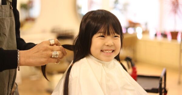 小学生のヘアカラー・縮毛矯正はアリ？　美容皮膚科医が教えるリスクと安全に楽しむ方法