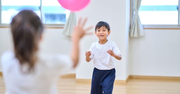 クラスの雰囲気を和らげる！　ムードメーカーな子どもに共通する「5つの特徴」