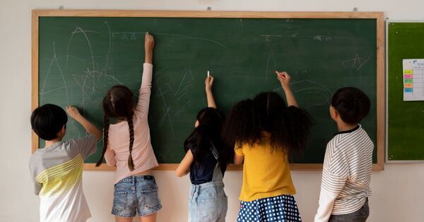 クラスの雰囲気を和らげる！　ムードメーカーな子どもに共通する「5つの特徴」