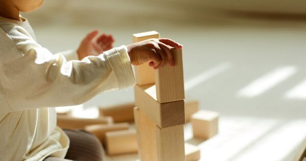 ハサミは何歳から？【年齢別】子どもの「巧緻性（こうちせい）」を伸ばす遊びと関わり方