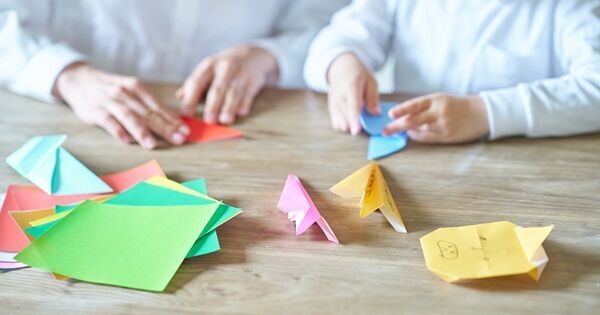 ハサミは何歳から？【年齢別】子どもの「巧緻性（こうちせい）」を伸ばす遊びと関わり方