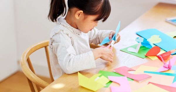 ハサミは何歳から？【年齢別】子どもの「巧緻性（こうちせい）」を伸ばす遊びと関わり方