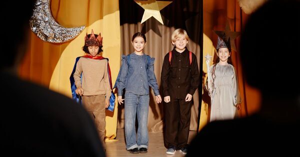 「発表で固まる子」が変わる。ドラマ教育が育てる表現力とメンタルの土台