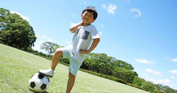 運動が苦手な子ほど、あとで伸びる。4〜10歳の「できない」は才能の入口だった