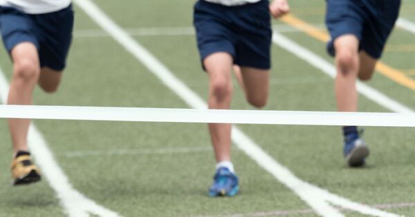 運動が苦手な子ほど、あとで伸びる。4〜10歳の「できない」は才能の入口だった