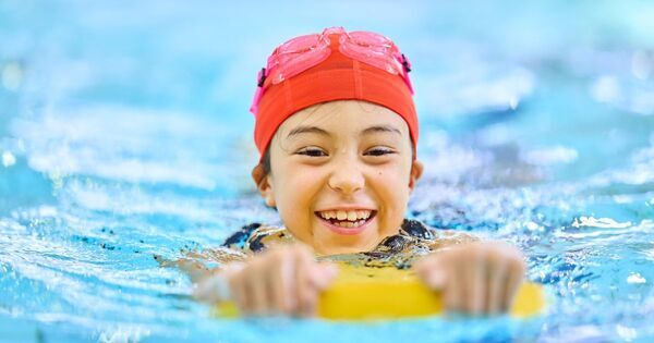 習い事に “とりあえず”「水泳」が最強と言われる理由。じつは泳げる以上の価値がある