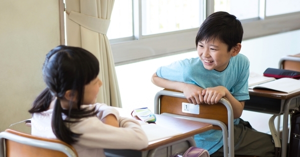 「45分座っていられない」は当たり前。小学校の授業時間に体が慣れるまでの脳科学的タイムライン