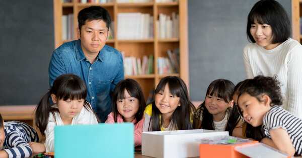 「45分座っていられない」は当たり前。小学校の授業時間に体が慣れるまでの脳科学的タイムライン