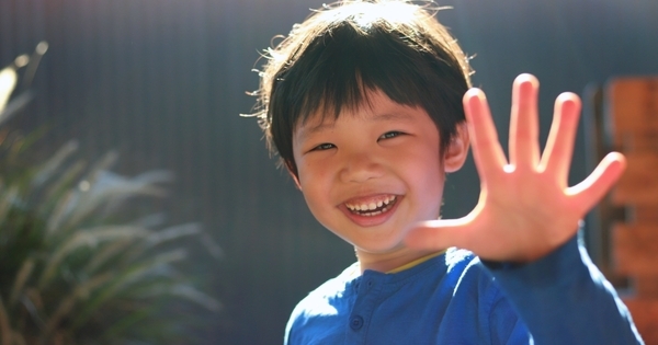 1日5分の”実況中継ごっこ”で語彙力が伸びる。散歩中・料理中にできる、いちばん簡単な言葉の育て方