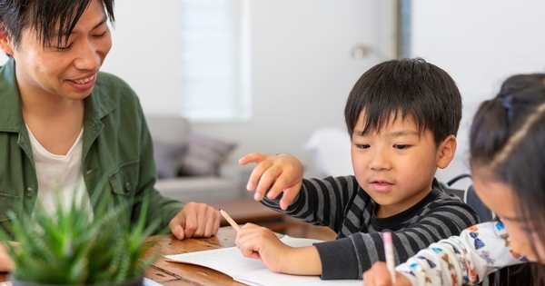 「手伝いすぎ」が子どもの自信を奪う｜親の先回りが自己効力感を削るメカニズム