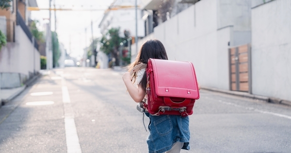 子どもを「ひとりで外遊び」させるのは何歳から？ 過保護と安全のあいだで揺れる親の本音