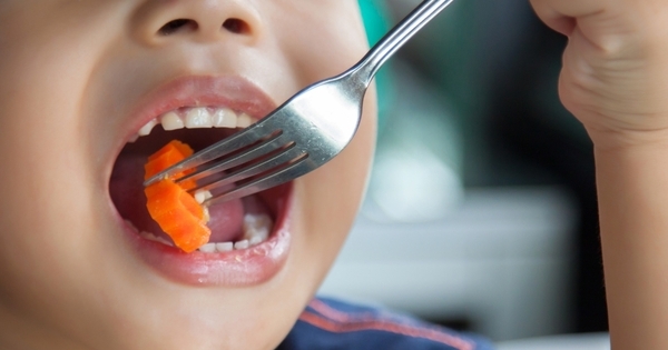 「食べなさい」を「どっちが甘い？」に変えるだけ。苦手を”問い”にする偏食対策