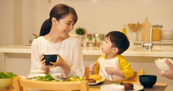 『注意の奪い合いの時代』にこそ考えたい。一緒に食べるときに、私たちが手渡せること。