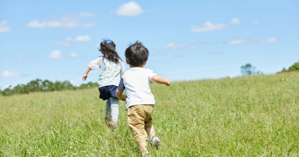 0〜13歳「体・脳・心」の発達早見表。いま何が伸びる時期かが1枚でわかる
