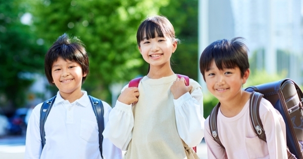 0〜13歳「体・脳・心」の発達早見表。いま何が伸びる時期かが1枚でわかる