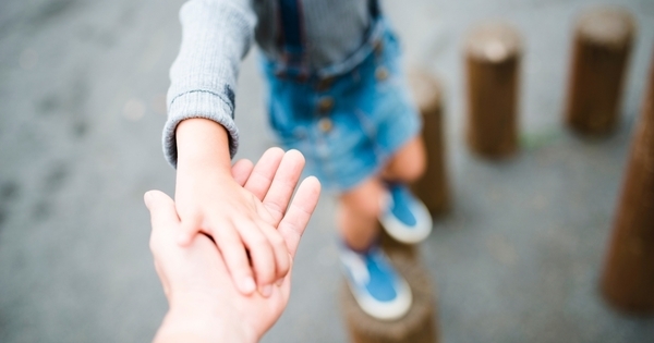 手をつないだ最後の日を、親は覚えていない。思春期の入口で終わるもの